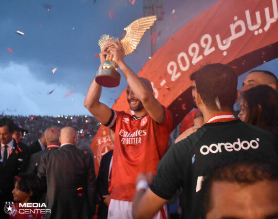 ESS-fete-son-titre-avec-son-nouveau-maillot-umbro-23_24
