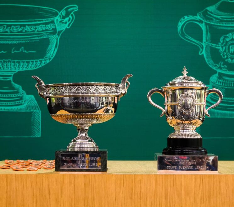 Les-trophees-pour-les-vainqueurs-des-tournois-masculins-et-feminins-de-Roland-Garros