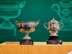Les-trophees-pour-les-vainqueurs-des-tournois-masculins-et-feminins-de-Roland-Garros