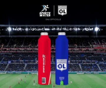 Sports Water devient de Fournisseur Officiel de l’équipe masculine de l’Olympique Lyonnais, pour les trois prochaines saisons (jusqu’au 30 juin 2026). En tant que Fournisseur Officiel, Sports Water bénéficiera d’un dispositif de visibilité étendu, sur les panneaux LED et les écrans du Groupama Stadium ainsi que de nombreuses activations digitales sur les médias et réseaux sociaux du club.