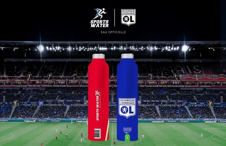 Sports Water devient de Fournisseur Officiel de l’équipe masculine de l’Olympique Lyonnais, pour les trois prochaines saisons (jusqu’au 30 juin 2026). En tant que Fournisseur Officiel, Sports Water bénéficiera d’un dispositif de visibilité étendu, sur les panneaux LED et les écrans du Groupama Stadium ainsi que de nombreuses activations digitales sur les médias et réseaux sociaux du club.