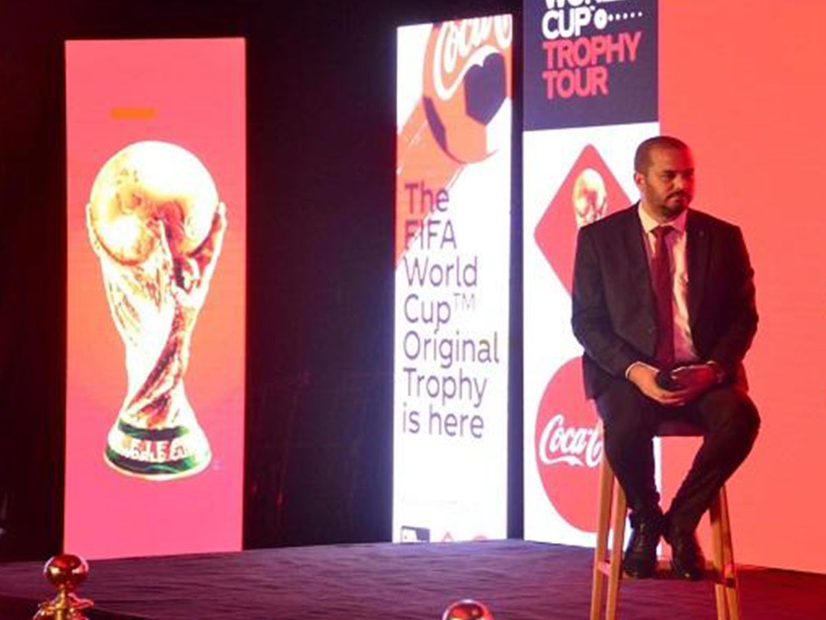 le-trophee-de-la-coupe-du-monde-presente-par-trezeguet-en-tunisie