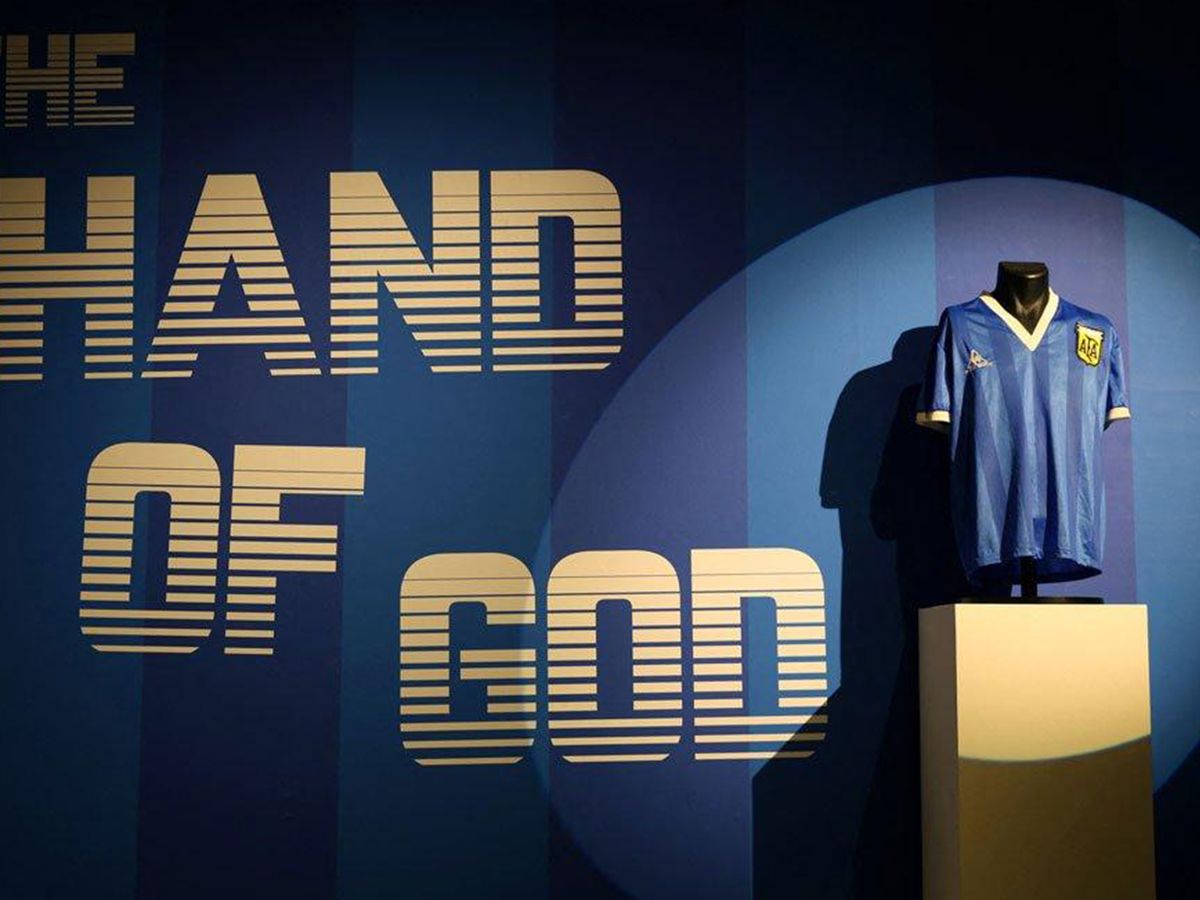 un-maillot-mythique-de-maradona-vendu-a-93-m-expose-au-qatar